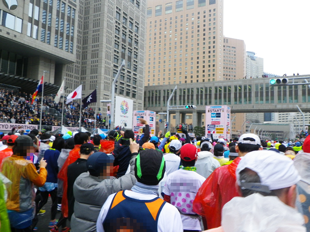 昨年の例から学ぶ東京マラソン＜前編＞ 会場入りからハーフ地点まで