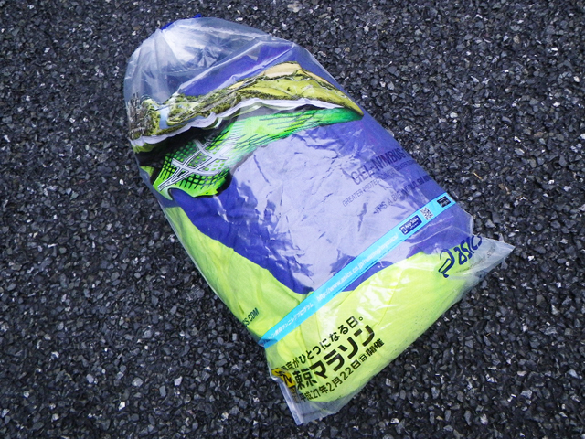 東京マラソン参加者に事前に送られるビニールバッグ