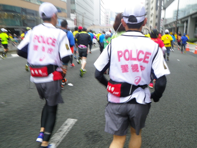 一緒に走ってくれている警察の方