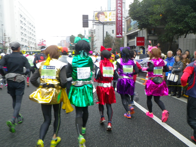 ももいろクローバーZの仮装をしたランナー