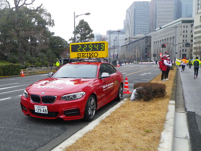 タイムを表示している車