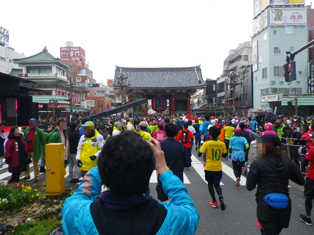 雷門と立ち止まり撮影をするランナー