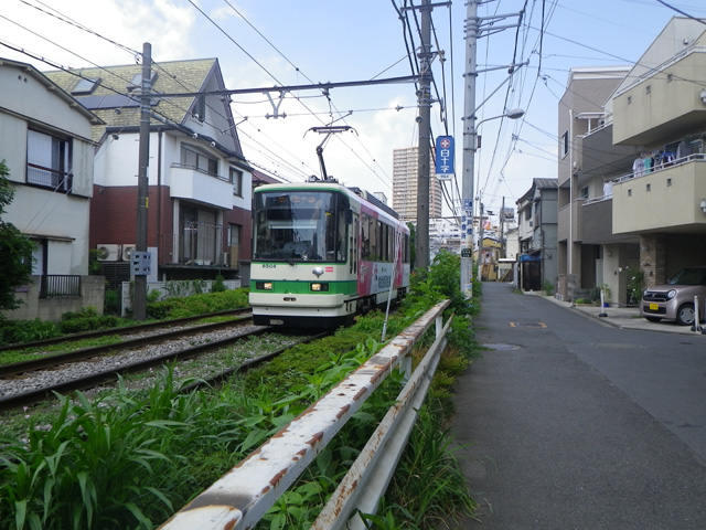 都電が通り抜ける住宅街